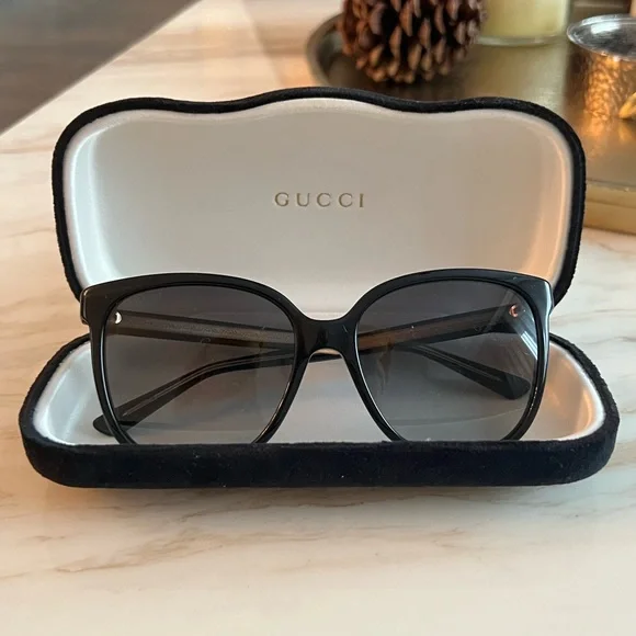 Like new Gucci Black Sunglasses included with velvet case. $_12.JPG?set_id=880000500F main image 2